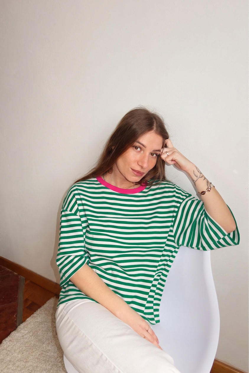 Maglietta a righe mezze maniche
