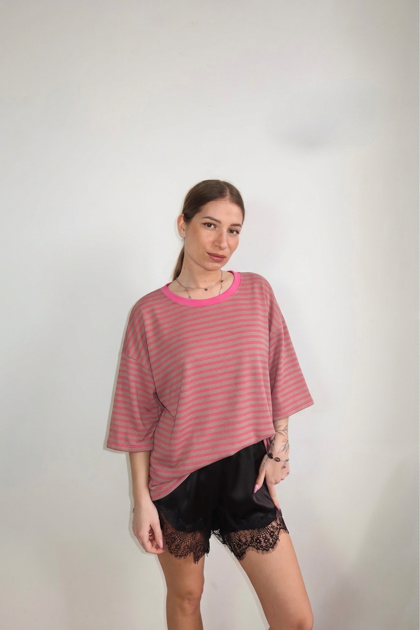 Maglietta a righe mezze maniche